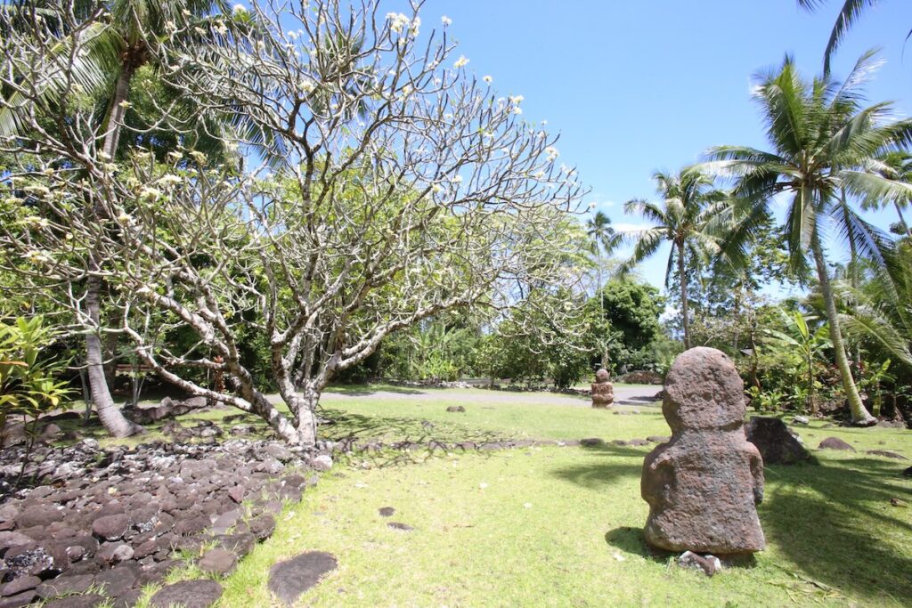 Ārahurahu Marae statues and nature
